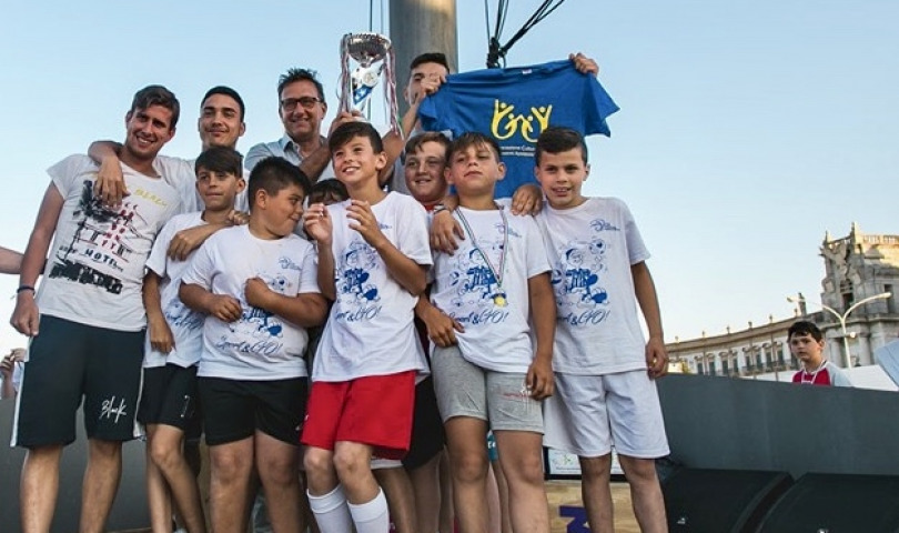 I ragazzi del San Giovanni Apostolo vincitori del torneo premiati da Daniele Giliberti